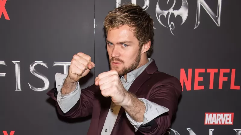 Finn Jones reconoce las críticas de Iron Fist, tiene como objetivo demostrar que los críticos están equivocados