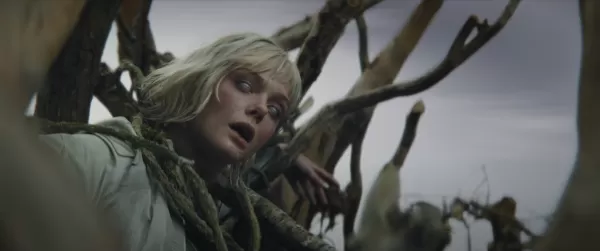 Iyon ang logo ng Weyland Yutani sa mga mata ni Elle Fanning. Siya ba ay isang synth?