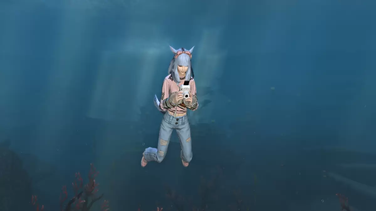Ang screenshot na nagpapakita ng litrato ng emote na ginamit sa ilalim ng tubig sa FFXIV